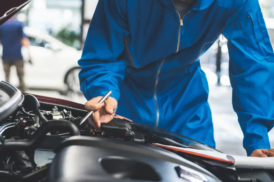 Meccanico al lavoro nell’officina Martini Auto Service